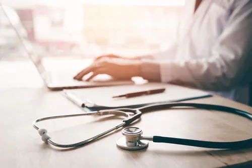 Врач и стетоскоп